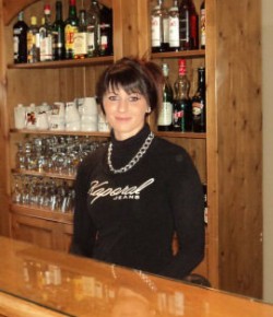 Monon waitress le moulin hotel