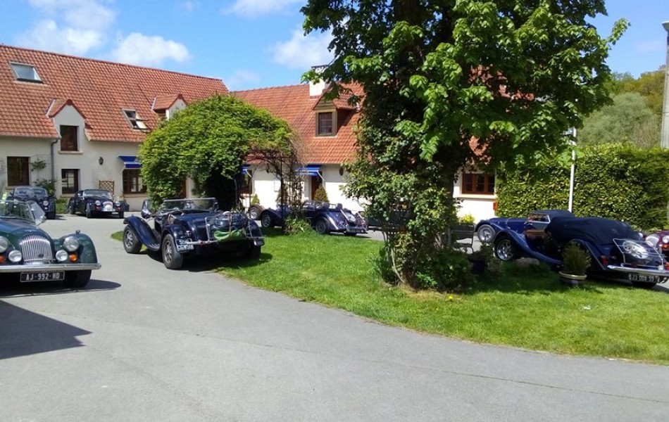 The Morgan Owners Club arrive en masse for lunch in the sun